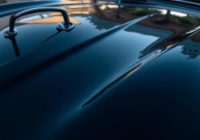 Motorhjelm med spejlblank refleksion